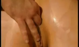 Կինը դիտում է իր ամո ...
