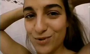 Փոքրիկ մազոտ Աննան ի ...